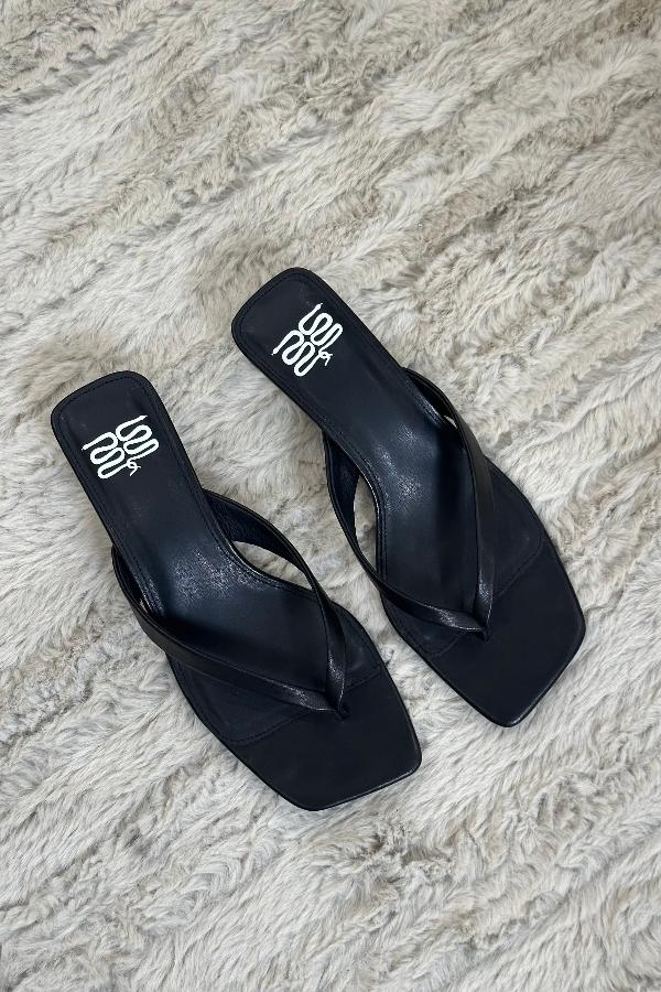 Kitty Heel Black by Sneaky Link – Stylish and comfortable kitten heel with a 4cm height, leather upper and lining, and a sleek glossy finish. Perfect for everyday wear.