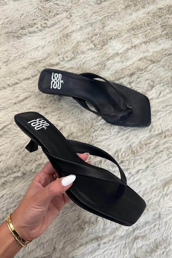 Kitty Heel Black by Sneaky Link – Stylish and comfortable kitten heel with a 4cm height, leather upper and lining, and a sleek glossy finish. Perfect for everyday wear.