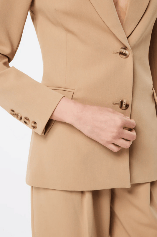 Gilded Blazer Camel by Mossman, structured blazer with notch lapels and tailored fit. Perfect for workwear or polished outfits.