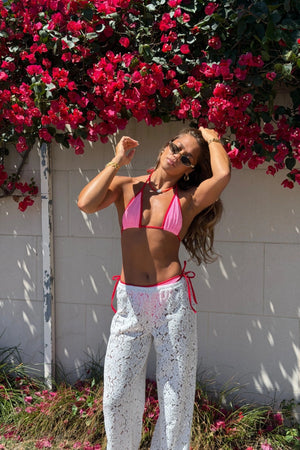 Gina Bikini Contrast Bubblegum/Red by Hunza G – a crinkle set with contrast trim and adjustable ties. Perfect for sunny beach days.