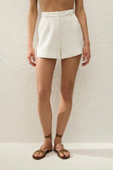 Gino Short Off White by Faithfull the Brand – tailored linen blend shorts with pleated front. Perfect for summer styling.