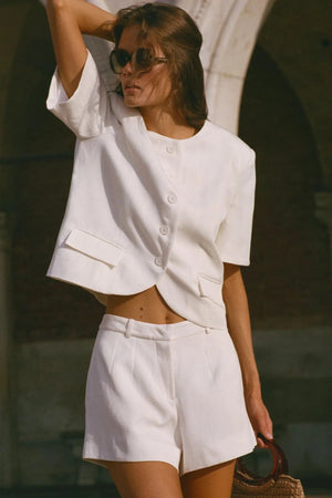 Gino Short Off White by Faithfull the Brand – tailored linen blend shorts with pleated front. Perfect for summer styling.