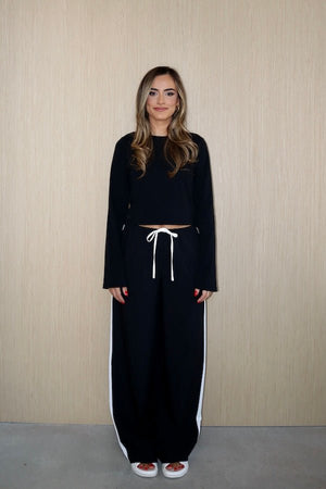 Claudia Long Sleeve Top Black by Sneaky Link – Soft cotton-spandex blend with relaxed fit and cropped length. Perfect for viral autumn layering and casual chic.