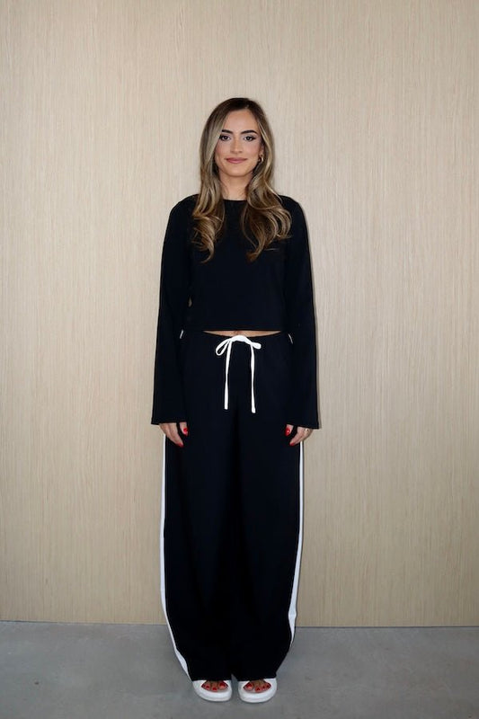 Claudia Long Sleeve Top Black by Sneaky Link – Soft cotton-spandex blend with relaxed fit and cropped length. Perfect for viral autumn layering and casual chic.