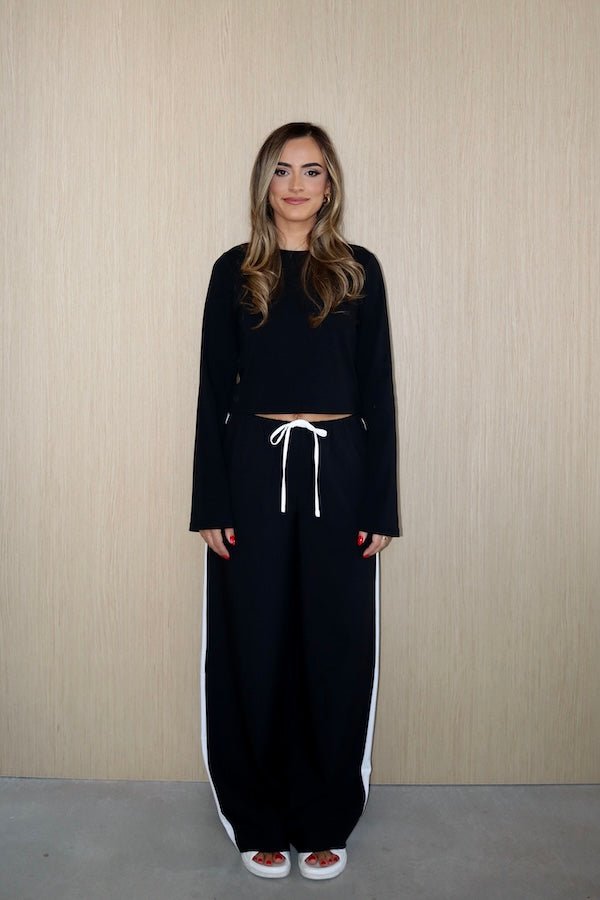 Claudia Long Sleeve Top Black by Sneaky Link – Soft cotton-spandex blend with relaxed fit and cropped length. Perfect for viral autumn layering and casual chic.