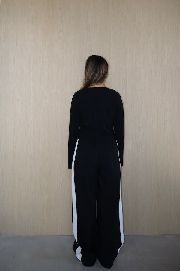 Claudia Long Sleeve Top Black by Sneaky Link – Soft cotton-spandex blend with relaxed fit and cropped length. Perfect for viral autumn layering and casual chic.