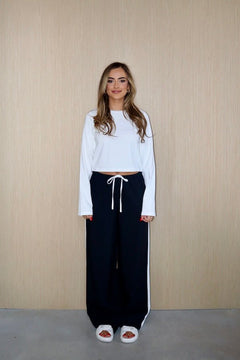 Claudia Long Sleeve Top White by Sneaky Link – Soft cotton-spandex blend, relaxed fit with cropped length. Perfect for viral autumn layering and everyday ease.
