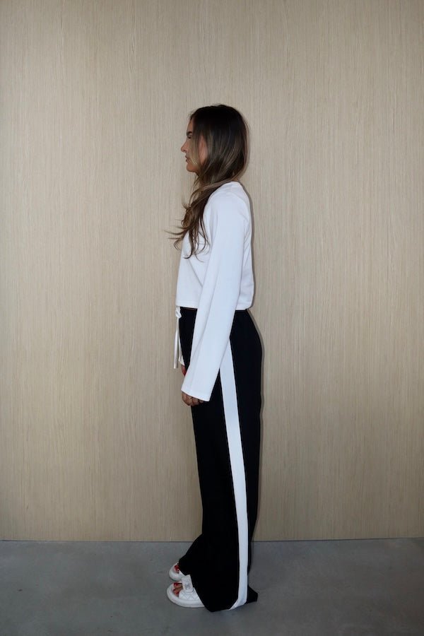 Claudia Long Sleeve Top White by Sneaky Link – Soft cotton-spandex blend, relaxed fit with cropped length. Perfect for viral autumn layering and everyday ease.