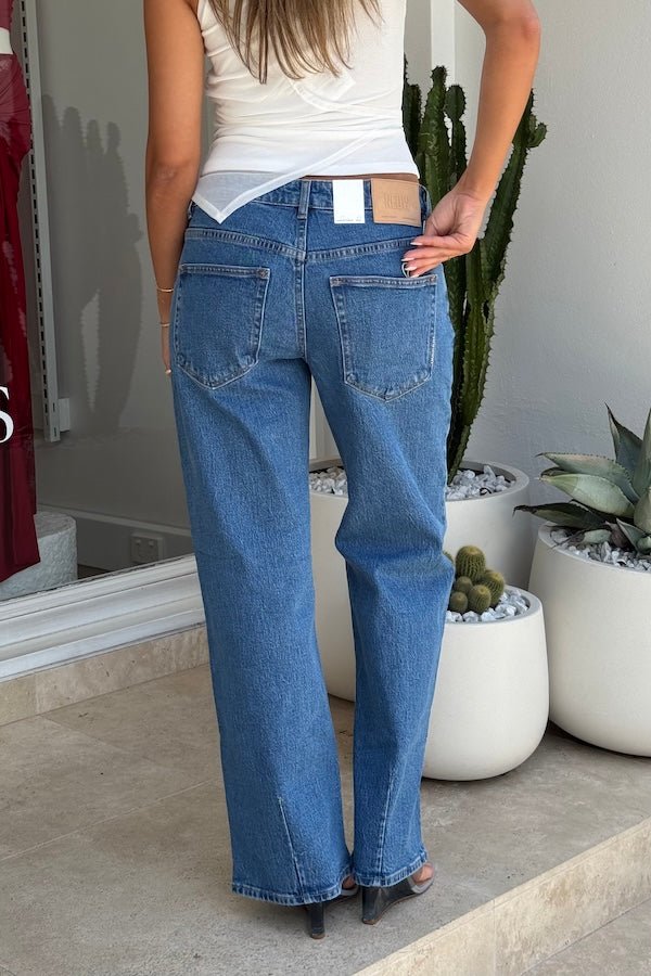 Daria Boyfriend New Wave by Neuw Denim, trendy mid-rise jeans with a relaxed boyfriend fit and straight-leg profile. Perfect for a laid-back, low-slung look, offering added comfort with comfort stretch fabric.