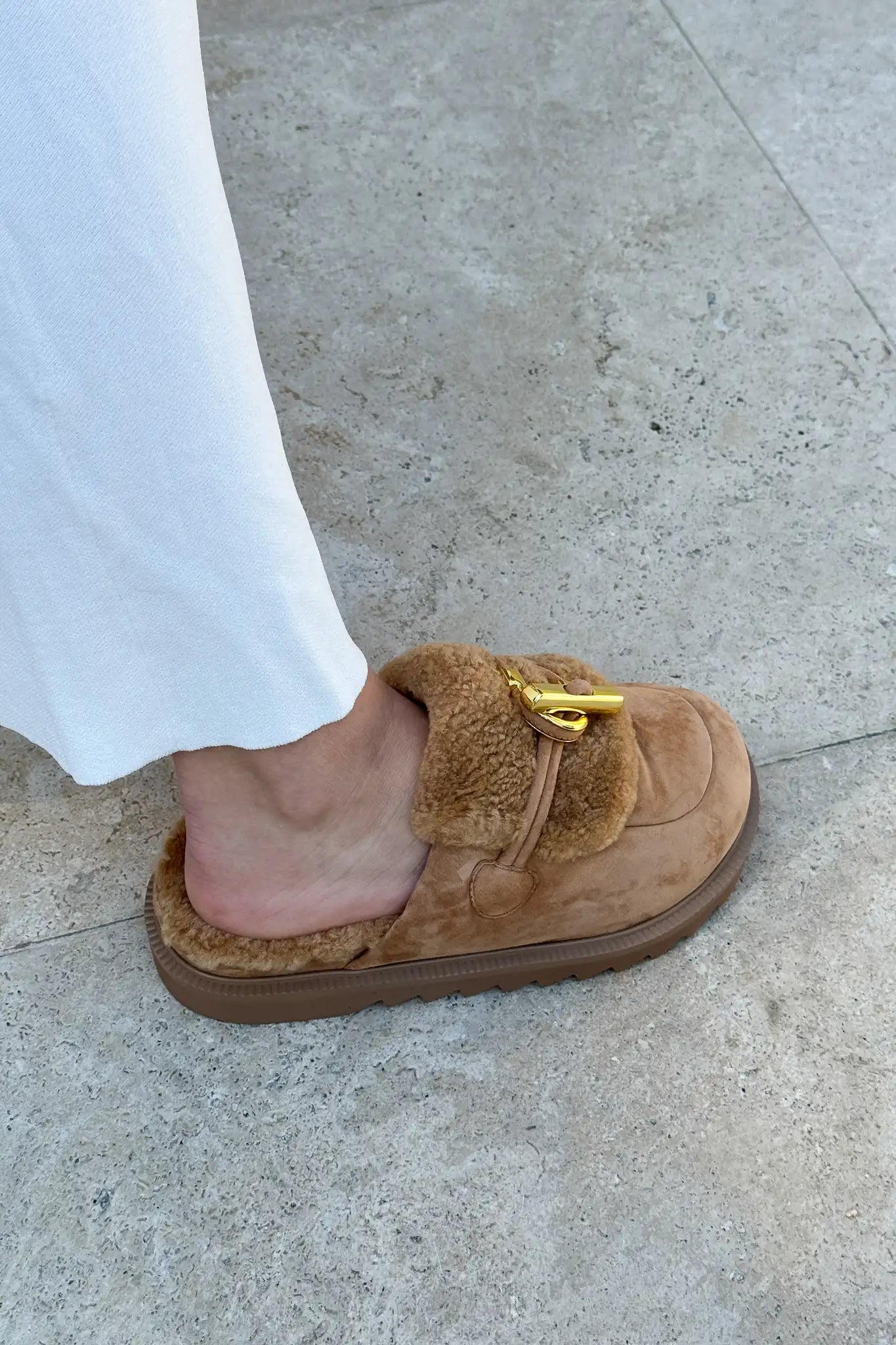 Cedar Fawn Suede/shearling by Alias Mae, slip-on shoes with 100% suede leather, real shearling lining, gold hardware, and a 2cm flatform for stylish comfort.