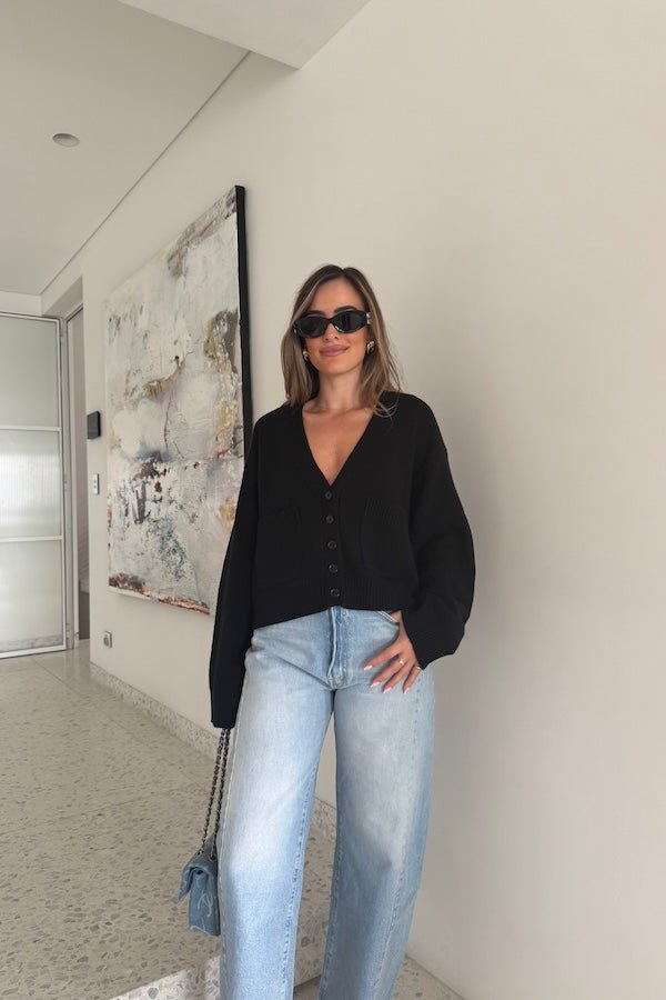 Stevie Oversized Cardigan Black by Sneaky Link – Cozy and stylish with a relaxed oversized fit, V-neckline, front pockets, and button closure. Perfect for easy layering.