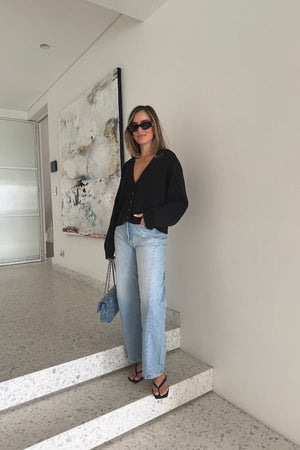 Stevie Oversized Cardigan Black by Sneaky Link – Cozy and stylish with a relaxed oversized fit, V-neckline, front pockets, and button closure. Perfect for easy layering.