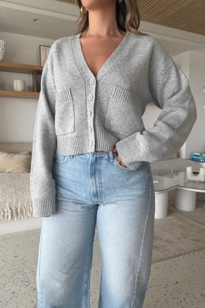 Stevie Oversized Cardigan Grey by Sneaky Link – Cozy and chic with a relaxed oversized fit, V-neckline, front pockets, and button closure. Perfect for effortless layering.