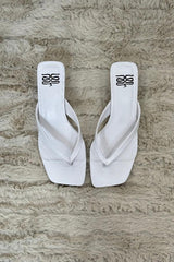 Kitty Heel White by Sneaky Link – Chic and comfortable kitten heel with a 4cm height, leather upper and lining, plus a glossy finish. A stylish must-have for any outfit.