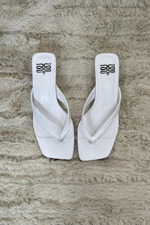 Kitty Heel White by Sneaky Link – Chic and comfortable kitten heel with a 4cm height, leather upper and lining, plus a glossy finish. A stylish must-have for any outfit.