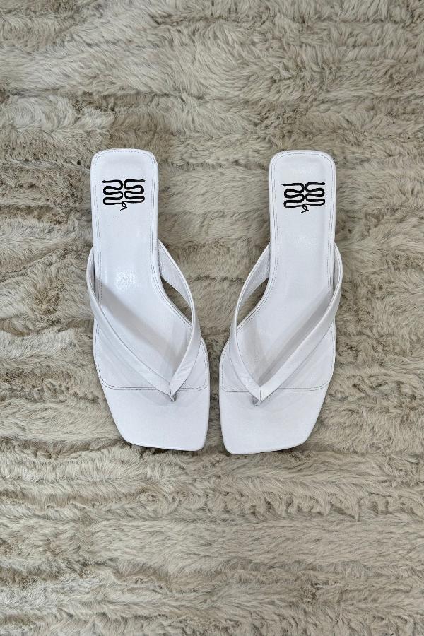 Kitty Heel White by Sneaky Link – Chic and comfortable kitten heel with a 4cm height, leather upper and lining, plus a glossy finish. A stylish must-have for any outfit.