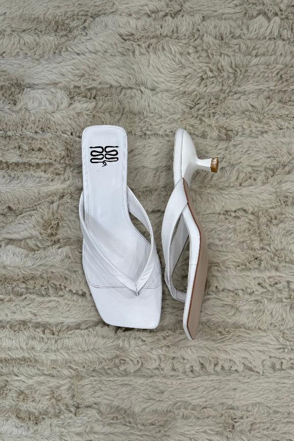 Kitty Heel White by Sneaky Link – Chic and comfortable kitten heel with a 4cm height, leather upper and lining, plus a glossy finish. A stylish must-have for any outfit.