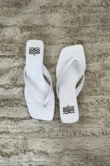 Kitty Heel White by Sneaky Link – Chic and comfortable kitten heel with a 4cm height, leather upper and lining, plus a glossy finish. A stylish must-have for any outfit.