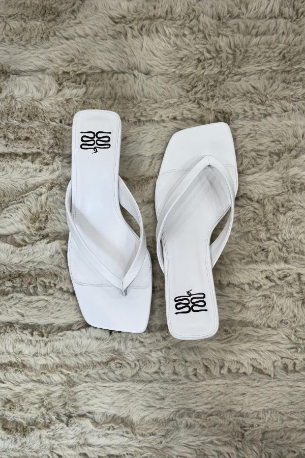 Kitty Heel White by Sneaky Link – Chic and comfortable kitten heel with a 4cm height, leather upper and lining, plus a glossy finish. A stylish must-have for any outfit.