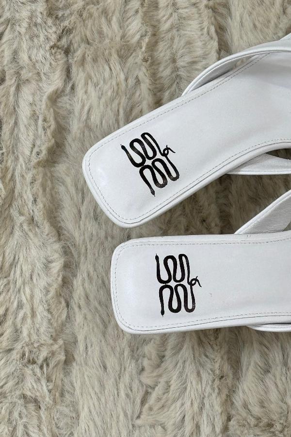 Kitty Heel White by Sneaky Link – Chic and comfortable kitten heel with a 4cm height, leather upper and lining, plus a glossy finish. A stylish must-have for any outfit.