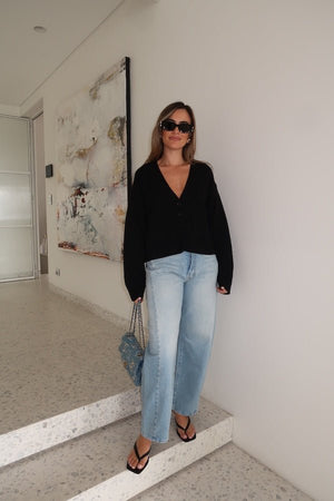 Stevie Oversized Cardigan Black by Sneaky Link – Cozy and stylish with a relaxed oversized fit, V-neckline, front pockets, and button closure. Perfect for easy layering.