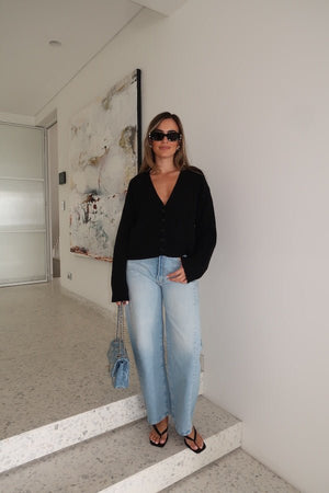 Stevie Oversized Cardigan Black by Sneaky Link – Cozy and stylish with a relaxed oversized fit, V-neckline, front pockets, and button closure. Perfect for easy layering.