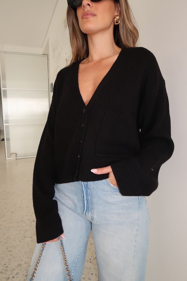 Stevie Oversized Cardigan Black by Sneaky Link – Cozy and stylish with a relaxed oversized fit, V-neckline, front pockets, and button closure. Perfect for easy layering.