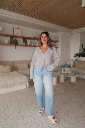 Stevie Oversized Cardigan Grey by Sneaky Link – Cozy and chic with a relaxed oversized fit, V-neckline, front pockets, and button closure. Perfect for effortless layering.