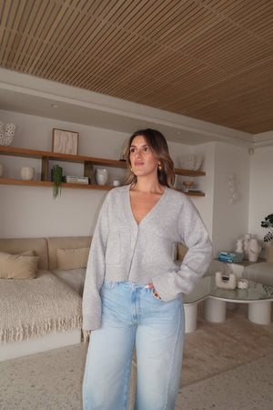 Stevie Oversized Cardigan Grey by Sneaky Link – Cozy and chic with a relaxed oversized fit, V-neckline, front pockets, and button closure. Perfect for effortless layering.