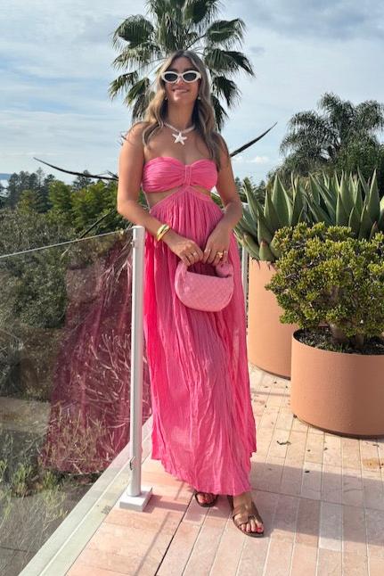 Chloe Dress Pink by D'Artemide – One-size cotton dress with ruched back, side split, low back detail, and soft pink elegance.