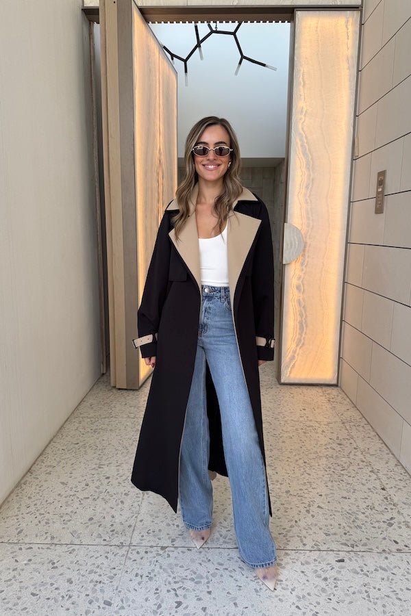 Contrast Trench Coat Black/Beige by Sneaky Link – Oversized with a bold beige collar, crossed belt loops, and Snake embroidery. Perfect for in-between weather.