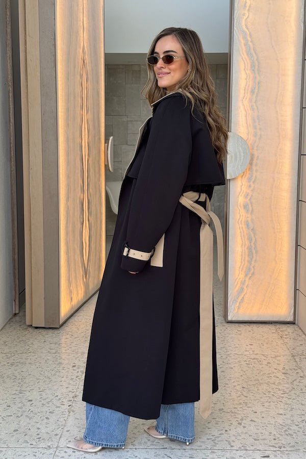 Contrast Trench Coat Black/Beige by Sneaky Link – Oversized with a bold beige collar, crossed belt loops, and Snake embroidery. Perfect for in-between weather.