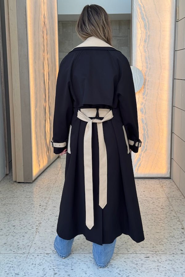 Contrast Trench Coat Black/Beige by Sneaky Link – Oversized with a bold beige collar, crossed belt loops, and Snake embroidery. Perfect for in-between weather.