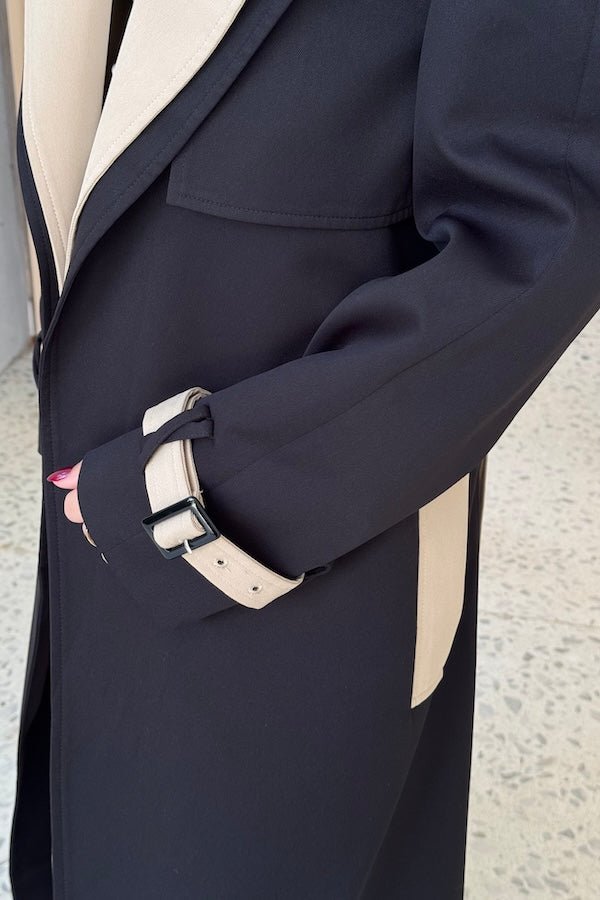 Contrast Trench Coat Black/Beige by Sneaky Link – Oversized with a bold beige collar, crossed belt loops, and Snake embroidery. Perfect for in-between weather.