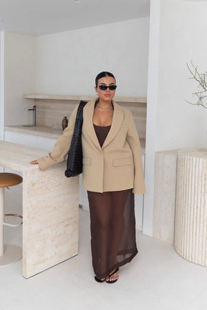 Jaz Hand Blazer Beige by Sneaky Link – a tailored blazer with structured fit and clean lines. Perfect for polished styling.