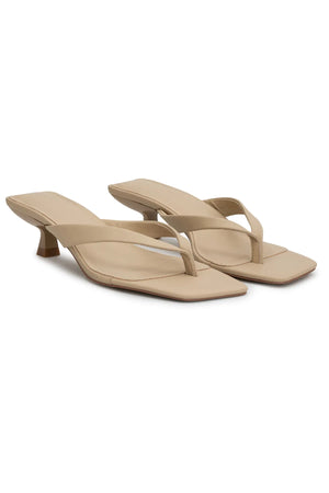 Kitty Heel Beige by Sneaky Link – a leather kitten heel with sleek finish and low height. Perfect for everyday styling.