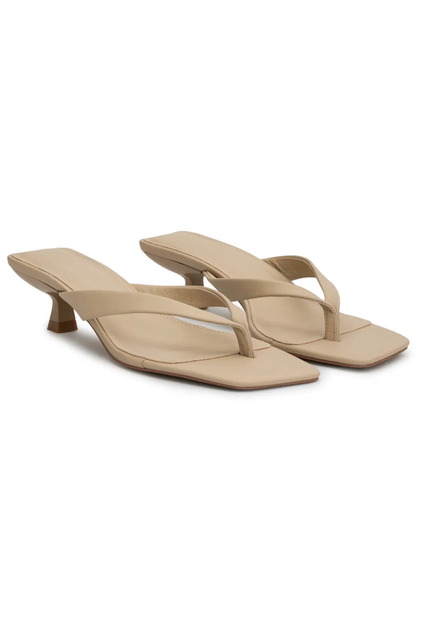 Kitty Heel Beige by Sneaky Link – a leather kitten heel with sleek finish and low height. Perfect for everyday styling.