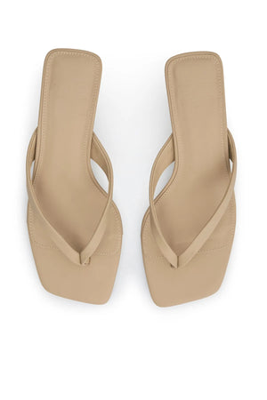 Kitty Heel Beige by Sneaky Link – a leather kitten heel with sleek finish and low height. Perfect for everyday styling.