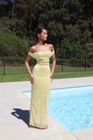 Lilou Dress Baby Yellow by Deconduarte – a sequin maxi with cowl neckline and fitted shape. Perfect for formal styling.