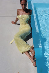 Lilou Dress Baby Yellow by Deconduarte – a sequin maxi with cowl neckline and fitted shape. Perfect for formal styling.