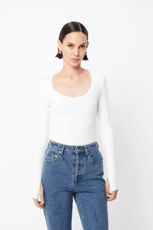 Lincoln Top White by Mossman – a ribbed top with scoop neckline and thumbhole sleeves. Perfect for everyday styling.