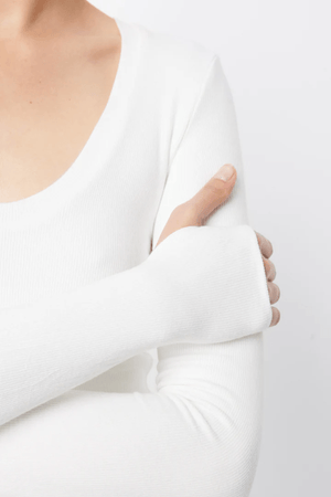 Lincoln Top White by Mossman – a ribbed top with scoop neckline and thumbhole sleeves. Perfect for everyday styling.