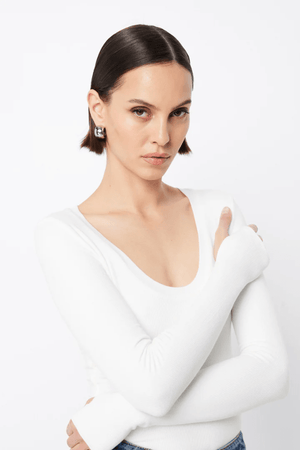 Lincoln Top White by Mossman – a ribbed top with scoop neckline and thumbhole sleeves. Perfect for everyday styling.