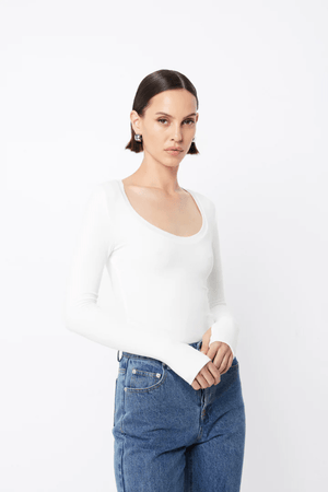 Lincoln Top White by Mossman – a ribbed top with scoop neckline and thumbhole sleeves. Perfect for everyday styling.