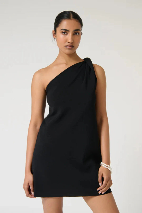 Loreta Twist Dress – Black by Onte, featuring a one-shoulder twist in heavy crepe knit. A bold mini silhouette for sleek evening style.