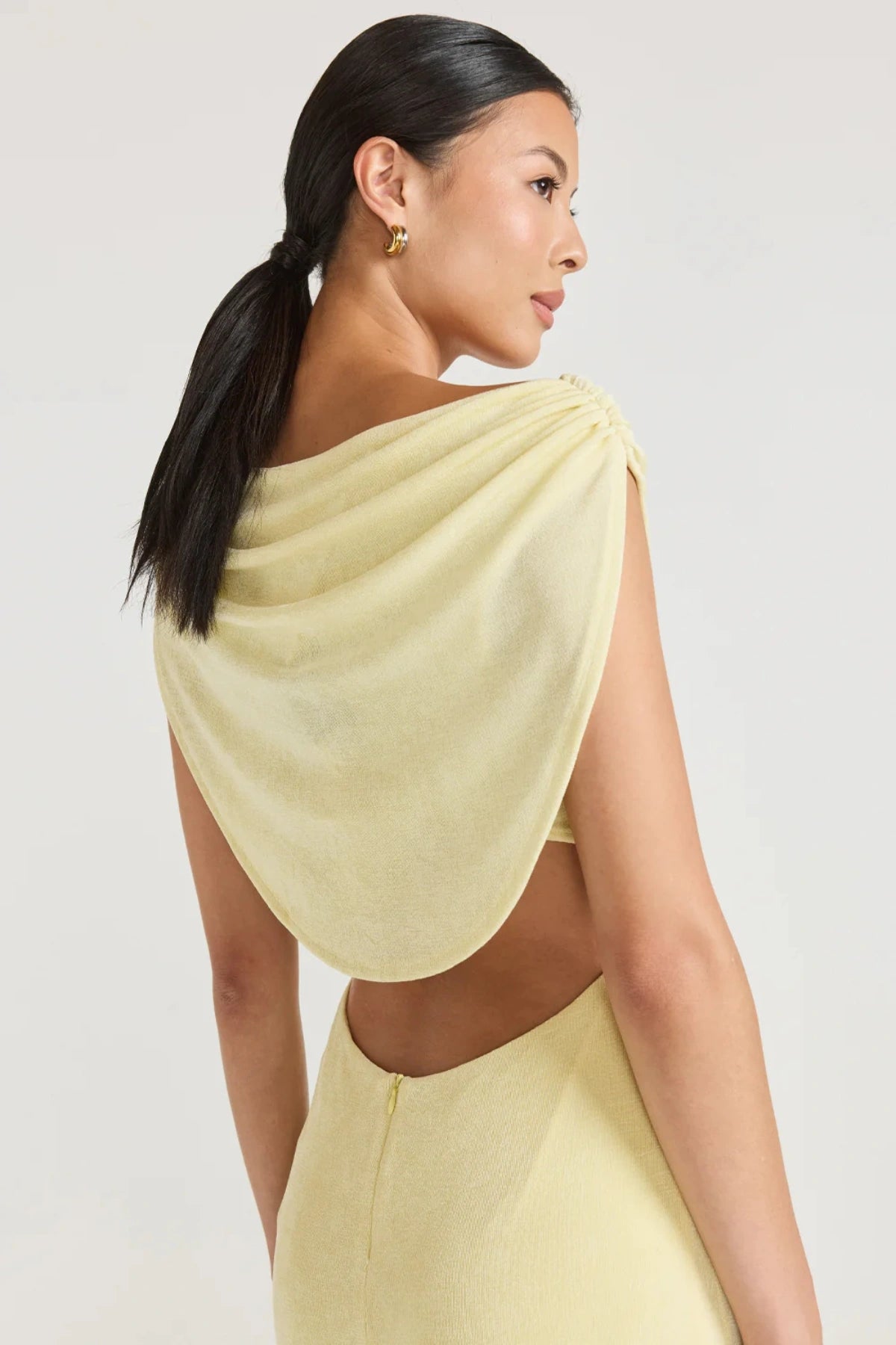 Marjori Dress Lemonade by Tojhà, jersey maxi with diagonal gathers and open back detail, a trendy piece perfect for formal occasions or chic evenings.