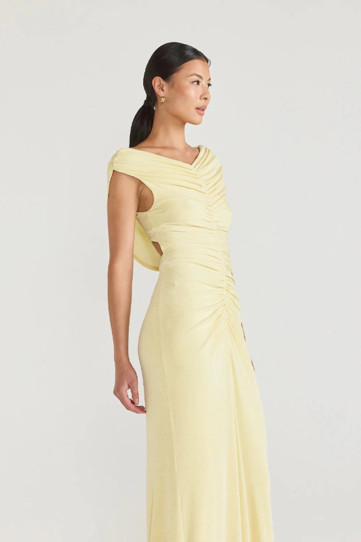 Marjori Dress Lemonade by Tojhà, jersey maxi with diagonal gathers and open back detail, a trendy piece perfect for formal occasions or chic evenings.