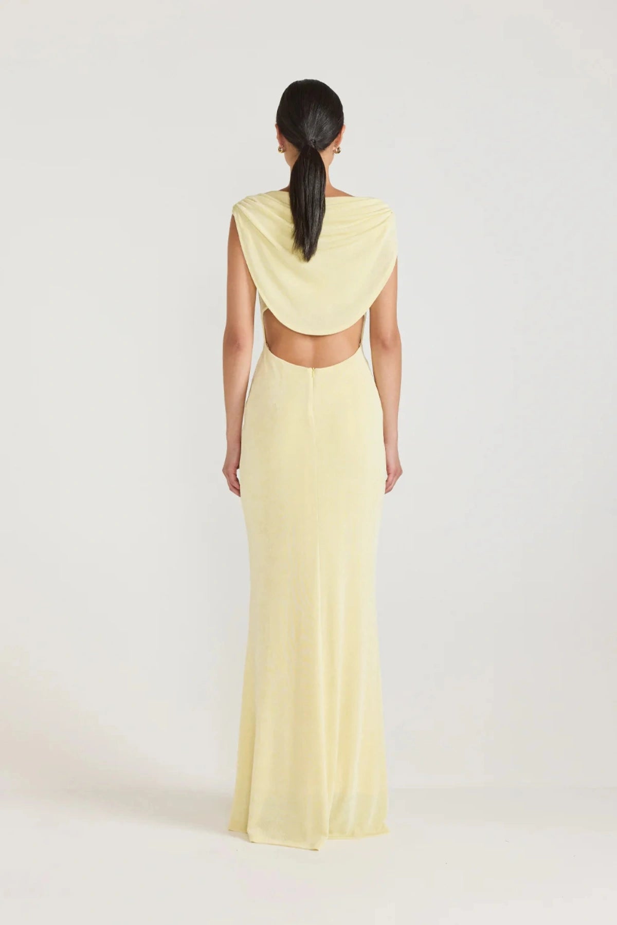 Marjori Dress Lemonade by Tojhà, jersey maxi with diagonal gathers and open back detail, a trendy piece perfect for formal occasions or chic evenings.