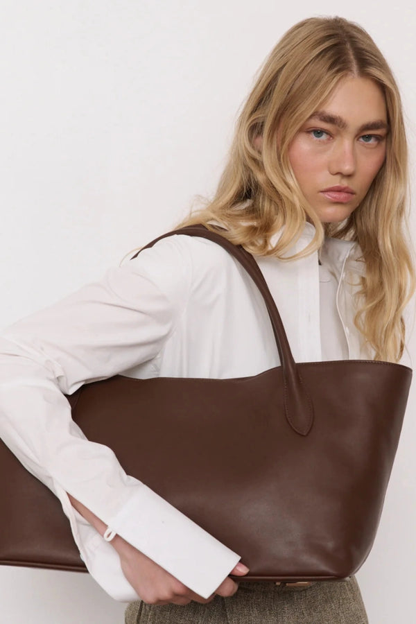 Marlow Tote Mocha by Reh Studios – a structured leather tote with spacious interior and sleek finish. Perfect for work or travel days.