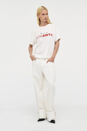 Nancy Barrel – White by Neuw Denim, mid-rise barrel leg jeans with cuffed hem and stretch comfort. Perfect for modern denim styling.